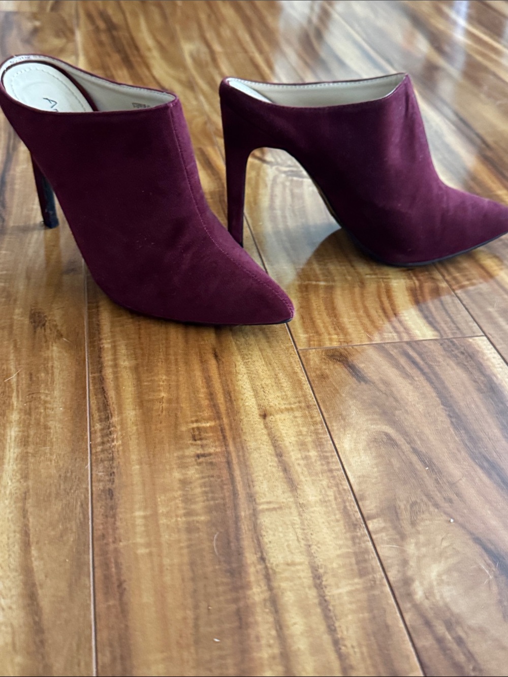 Women's Pointed-Toe Suede Mule Heels in Burgundy